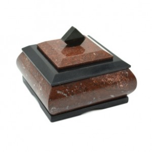 Шкатулка из змеевика и креноида "Мономах" большая , 100*100*80мм Шкатулка из змеевика и креноида "Мономах" большая , 100*100*80мм