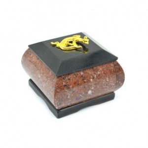 Шкатулка из креноида квадратная с ящеркой, 70*70*65мм.