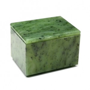Шкатулка из нефрита 75*55*53мм