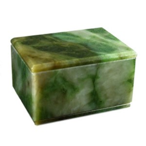 Шкатулка из нефрита 95*70*55мм.