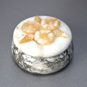 Шкатулка из ангидрита с цветами бол. 85*85*50мм