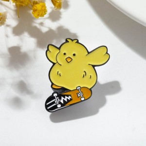 Значок "Цыплёнок" на скейте, цветной в чёрном металле