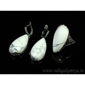 Кольцо и серьги с кахолонгом Кольцо и серьги с кахолонгом