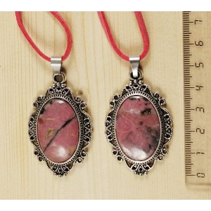 Кулон из родонита, овал 30х20мм, ажурная оправа