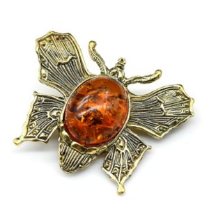 Брошь "Бабочка " с янтарем в бронзе 45*35мм коньячный (иск.)