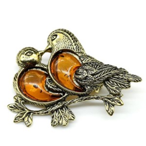 Брошь с янтарем в бронзе "Влюбленная пара" 53*41мм коньячный (иск.)