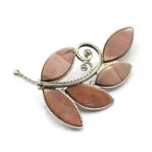Брошь яшма " Веточка " 44*27мм., м3 Брошь яшма " Веточка " 44*27мм., м3