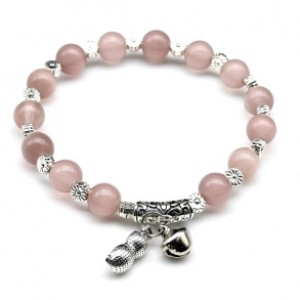 Браслет из кошачьего глаза (синт.) шарик 8мм с Кулонами цвет клубничный (иск.)