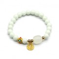 Браслет с подвеской "На удачу" шарик 8мм цвет белый (иск.)