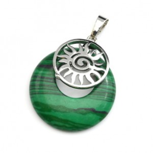 Кулон с камнем из малахита искусственного круг 27мм с солнцем (иск.)