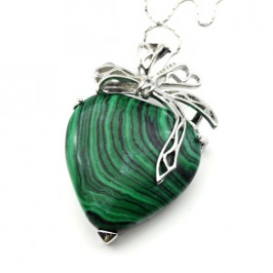 Сердце с бантиком 31*47мм кулон с малахитом искусственным (иск.)