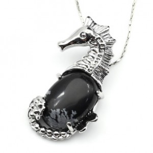 Кулон в виде Морского конька 22*37мм с обсидианом снежным в металле