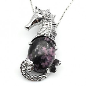 Кулон в виде Морского конька 22*37мм с родонитом в металле