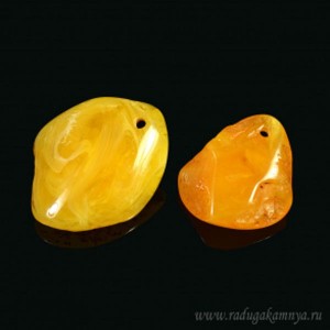 Кулон из янтаря искусственного форма 35*40мм медово-молочный (иск.) Кулон из янтаря искусственного форма 35*40мм медово-молочный (иск.)