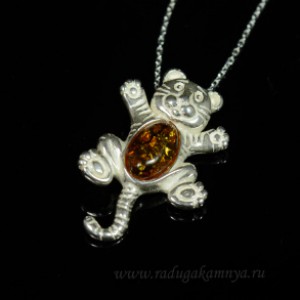 Кулон с янтарём в посеребрении тигрёнок 20*31мм св.коньячный. (иск.)