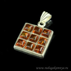 Кулон с янтарём в посеребрении квадрат 19мм коньячный (иск.)