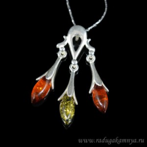 Кулон с янтарём в посеребрении 3 рисинки 14*38мм коньячный, зеленый (иск.)