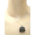 Кулон женская в виде сумочки 25*10*27мм с яшмой уральской
