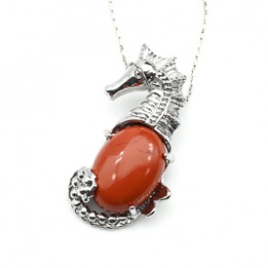 Кулон в виде Морского конька 22*37мм с яшмой красной в металле