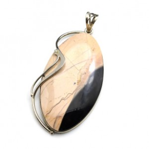 Кулон из яшмы уральской 35*60мм. Кулон из яшмы уральской 35*60мм.