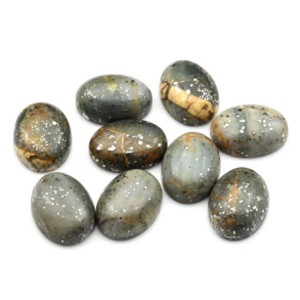 Кабошон из офикальцита с пиритом овал 12*16*5мм