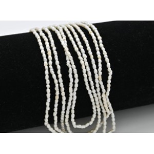 Бусины из жемчуга овал 2*2,5мм белый, 36см, 148 бусин.