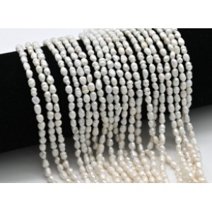 Бусины из жемчуга овал 3,5*4,5мм цв. белый, 35,5см, 74 бусины