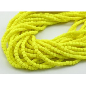 Бусины из каучука кубик 5мм, цвет желтый, 40см, 85 бусин (иск.)