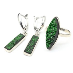 Кольцо и серьги с уваровитом