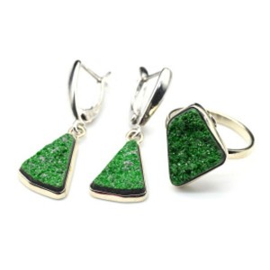 Кольцо и серьги с уваровитом Кольцо и серьги с уваровитом