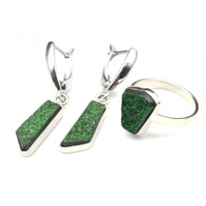 Кольцо и серьги с уваровитом Кольцо и серьги с уваровитом