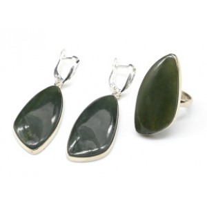 Кольцо и серьги с нефритом " Грация "