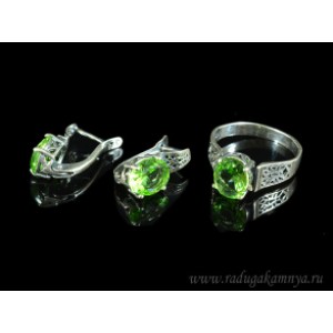 Кольцо и серьги с цирконом искусственным, цвет салатовый (иск.) Кольцо и серьги с цирконом искусственным, цвет салатовый (иск.)