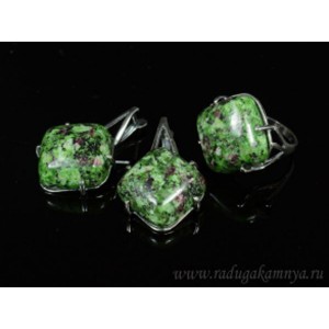 Кольцо и серьги с цоизитом Кольцо и серьги с цоизитом