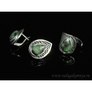 Кольцо и серьги с цоизитом.