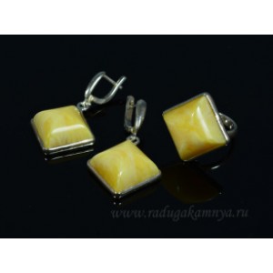 Комплект с янтарём в посеребрении кольцо, серьги ромбик 24мм молочный (иск.)