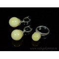 Комплект с янтарём в посеребрении кольцо, серьги шарик 16мм молочный, 2см. (иск.)