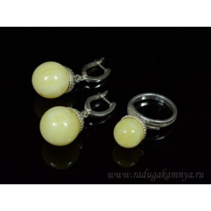 Комплект с янтарём в посеребрении кольцо, серьги шарик 16мм молочный, 2см. (иск.)