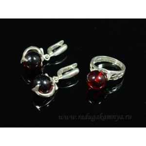Комплект с янтарём в посеребрении кольцо, серьги "дельфин на шаре" шарик 11мм цвет вишня (иск.)