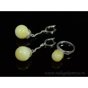 Комплект с янтарём в посеребрении кольцо, серьги шарик 16мм молочный, 3,5см. (иск.)