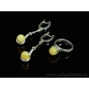 Комплект с янтарём в посеребрении кольцо, серьги шарик 8мм молочный, 3см. (иск.)