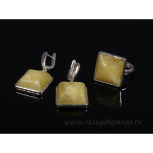 Комплект с янтарём в посеребрении кольцо, серьги квадратик 19мм молочный (иск.)