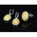 Комплект с янтарём в посеребрении кольцо, серьги овал 15*20мм молочный (иск.)