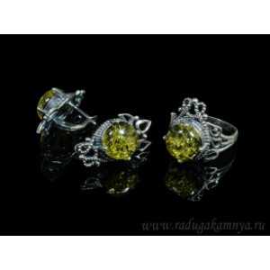 Набор с янтарём кольцо, серьги "3 лепестка" 15*30мм зеленый,  (иск.)