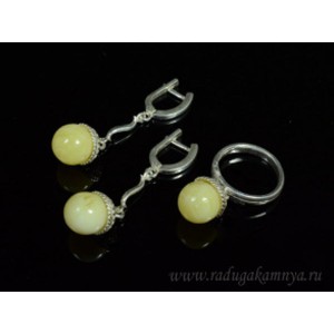 Комплект с янтарём в посеребрении кольцо, серьги шарик 12мм молочный, 3см. (иск.)