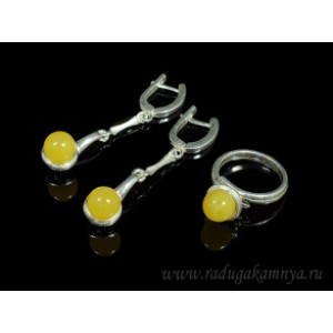 Комплект с янтарём в посеребрении кольцо, серьги шарик 8мм медово-молочный, 3см. (иск.)