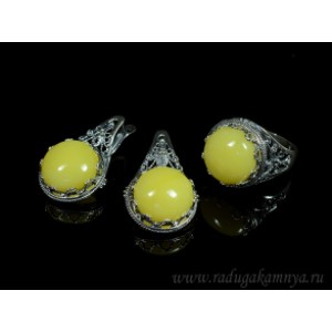 Набор с янтарём кольцо, серьги 20*31мм молочный (иск.)