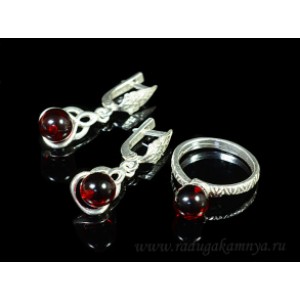 Комплект с янтарём в посеребрении кольцо, серьги шарик 8мм цвет вишня. (иск.)
