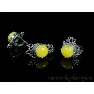 Набор с янтарём кольцо, серьги "3 лепестка" 15*30мм молочный (иск.)