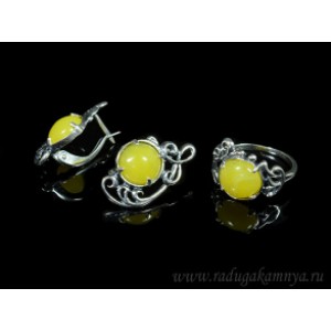 Набор с янтарём кольцо, серьги "вензель" 15*25мм молочный (иск.)